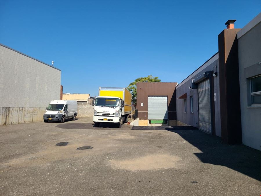 51 Rushmore St, Westbury, NY 11590